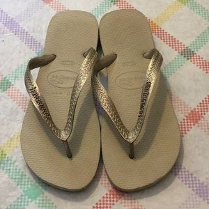 Havianas flip flops size 9 41/42 gold color straps
